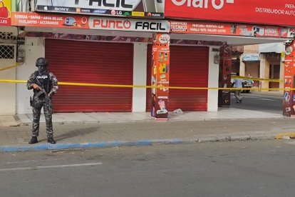 La Policía acordonó las zonas donde colocaron explosivos.
