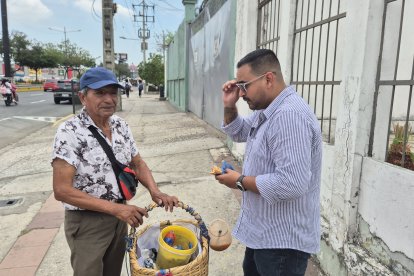 Gregorio Palma, de 70 años, lleva 40 años vendiendo pasteles y recibió la visita de Víctor León, quien se puso en modo ‘pasteléate’.