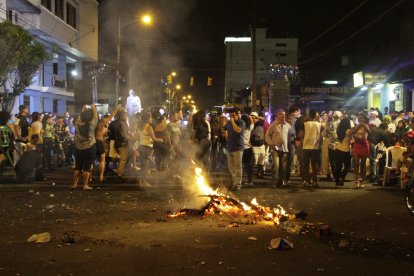 Los monigotes se prenden en todos los barrios de Guayaquil.