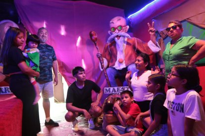 Un dólar por ‘mate’ cuesta el ingreso. Una familia disfruta del monigote del Maesro Roshi.