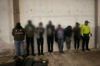 La sospechosa y cinco de sus compinches fueron detenidos con droga y un arma de fuego.