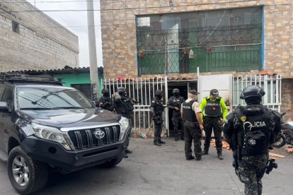 Los seis detenidos durante este operativo registran antecedentes penales por delitos como robo y tráfico de estupefacientes.