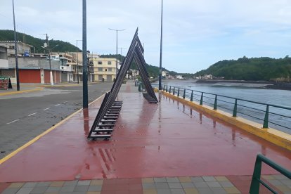 Así está Atacames por el aguaje.