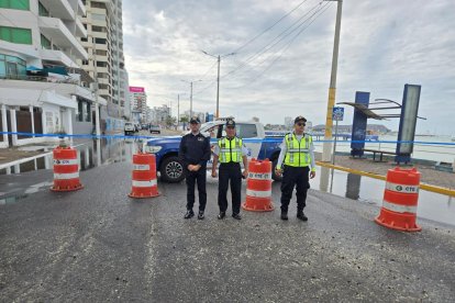 Así, cerrado, está el malecón peninsular.