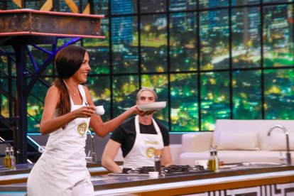 La atleta y celebridad ecuatoriana María Teresa Guerrero en MasterChef Celebrity Ecuador.