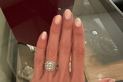 El anillo, dice, es tal cual lo soñó.