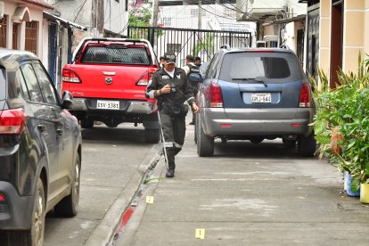 Personal policial realizó las pericias en la escena del crimen.