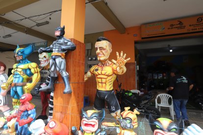 Las personas pagan hasta cien dólares por el monigote de dos metros de Damián Díaz.