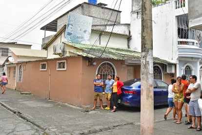 En una casa esquinera cercana al lugar, se observa una imagen de Arce junto al expresidente Rafael Correa. Ella logró un escaño en la Asamblea Nacional, respaldada por el movimiento Revolución Ciudadana.