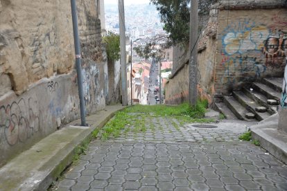 El sitio está ubicado cerca de centros comerciales.