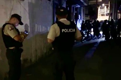 Uniformados llegaron al sitio del ataque en Manta.