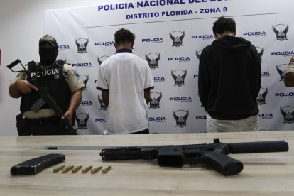 A los detenidos se les encontró armas de grueso calibre.