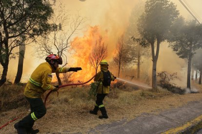 Uno de los incendios más fuertes se desató en Pacaypamba, oriente de Quito.