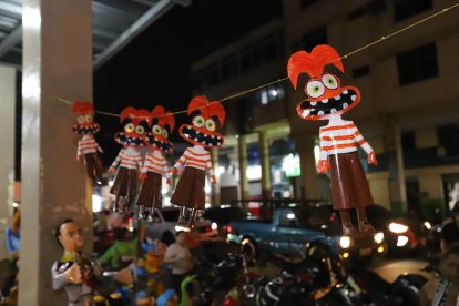 Las creaciones de Angélica fueron expuestas en un pedazo de cuerda.