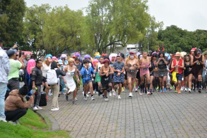 Los corredores se pusieron sus mejores galas para la competencia.