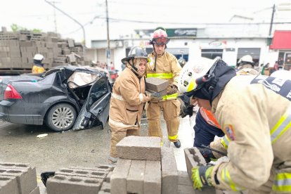 Bomberos se encargaron de recoger los bloques de cemento sobre el vehículo.