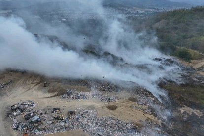 13 días ha afectado a Esmeraldas, el incendio en el botadero El Jardín.