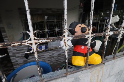 Así es como pasa el Mickey Mouse en el hogar de Daviana Macías: asomado en la ventana.