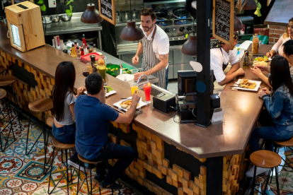 Los patios de comida sí atienden durante esta fecha.