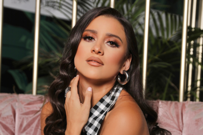 Elba González viaja en la cooperativa Reina del Camino, y asegura que la popularidad no la ha mareado.