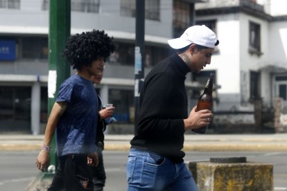 Algunos jóvenes llevaban cerveza y caminaban de regreso a sus hogares.