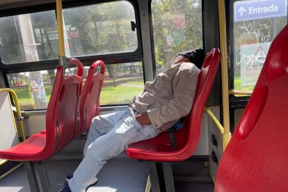 Los chumaditos que fueron en el transporte público aprovecharon el momento para dormir un poco.