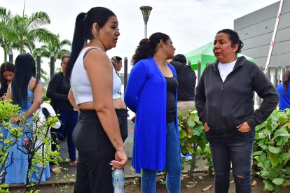 Familiares de la joven universitaria acudieron a la morgue para retirar su cuerpo.