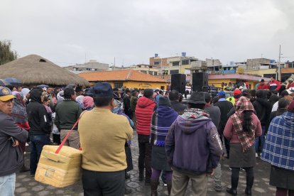 Varias personas se congregaron para decirle adiós al bombero.