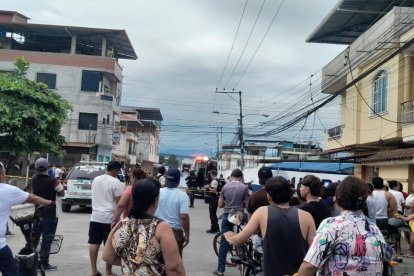 Moradores del sector salieron a presenciar el crimen este 1 de enero.
