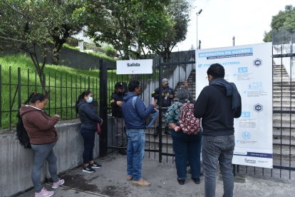 Los guardias informaban a los ciudadanos que no había atención por el feriado.