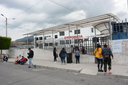 El policía herido fue atendido en el Hospital Pablo Arturo Suárez.