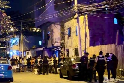 En el barrio La Ensenadita cinco personas fueron baleadas.