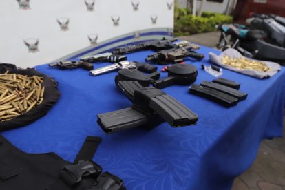 Las armas que fueron encontradas durante el operativo policial.