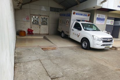 El cuerpo fue llevado a la morgue para las pericias de ley.