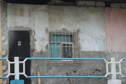 La vivienda tenía orificios de balas y manchas de sangre.