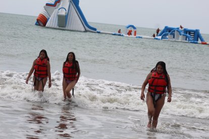 En Atacames, se cuenta con un equipo de 6 socorristas, mientras que en Tonsupa hay 3 profesionales dedicados a la seguridad de los bañistas.