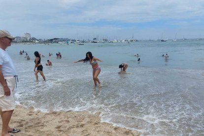 Pese a la fuerte corriente varios bañistas disfrutaron del mar.