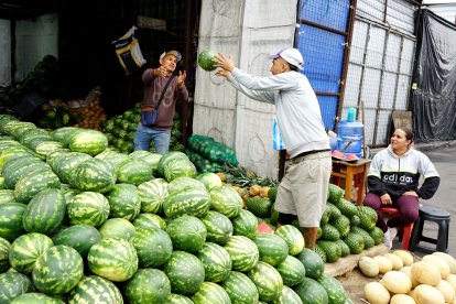 Comerciantes como Luis Cevallos trabajaron hasta más tarde para vender sus productos.