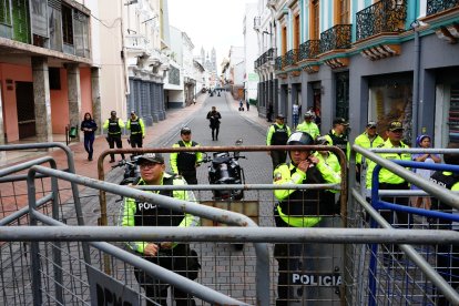 Policías obstaculizaban el paso de los ciudadanos.