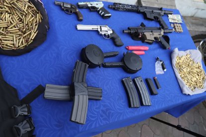 En el procedimiento policial se incautó armas y municiones, entre otros objetos.