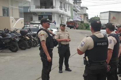 Los policías formaron grupos para buscar la parte faltante tras el hecho.