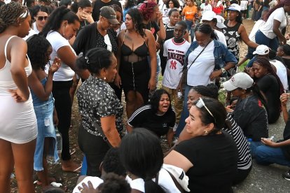 Entre llantos y dolor, despidieron a los pequeños en el cementerio Ángel María Canals.