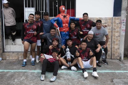 Los equipos están integrados por 5 peloteros, juegan dos tiempos de 15 minutos y cambios ilimitados.