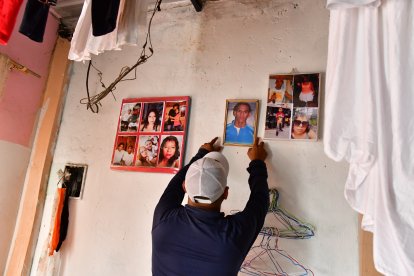 Las fotos de Jonathan cuelgan junto a las de sus familiares en las paredes de la casa.