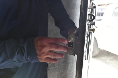 El hermano del fallecido mostró cómo la puerta de la casa fue derribada a patadas.