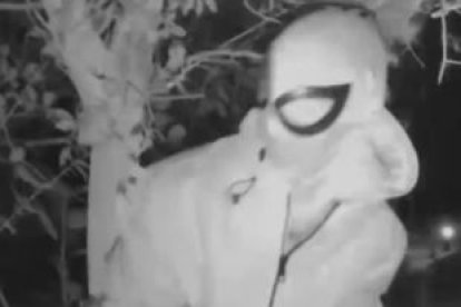En esta imagen de una cámara de seguridad se observa al sospechoso dejar el paquete.