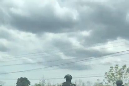 El procedimiento policial llamó la atención de los conductores.