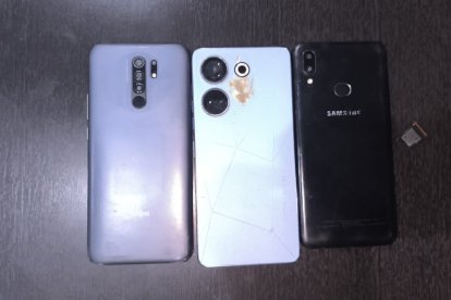 La Policía les decomisó los celulares a los sospechosos.