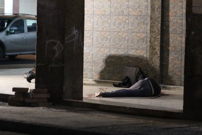 El cuerpo de la víctima quedó tirado en la vereda.