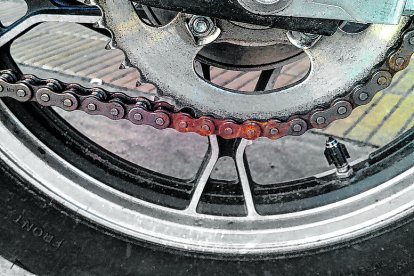 Una cadena con muestras de oxido es una señal de peligro inminente. Hay que cambiarla de inmediato.